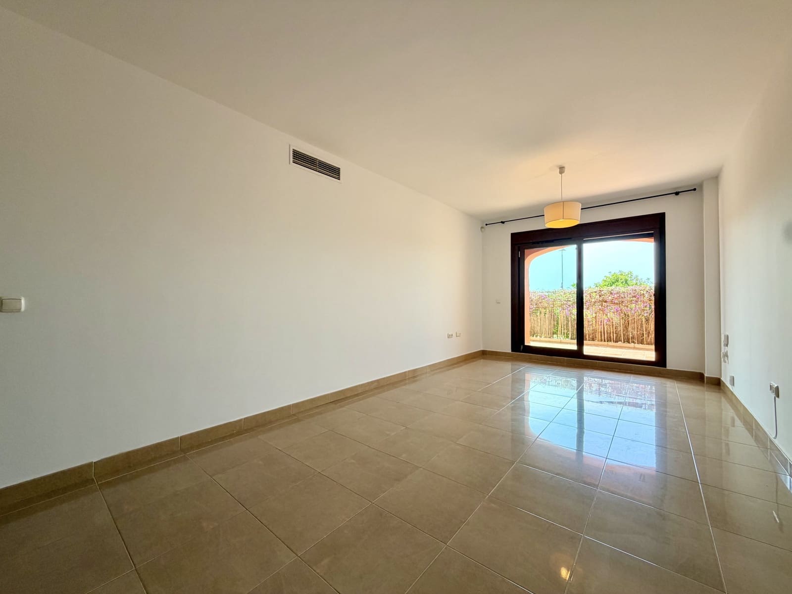 2 Zimmer Apartment zu vermieten in Estepona mit Pool Garage - 2.000 € (Ref: 9976902)
