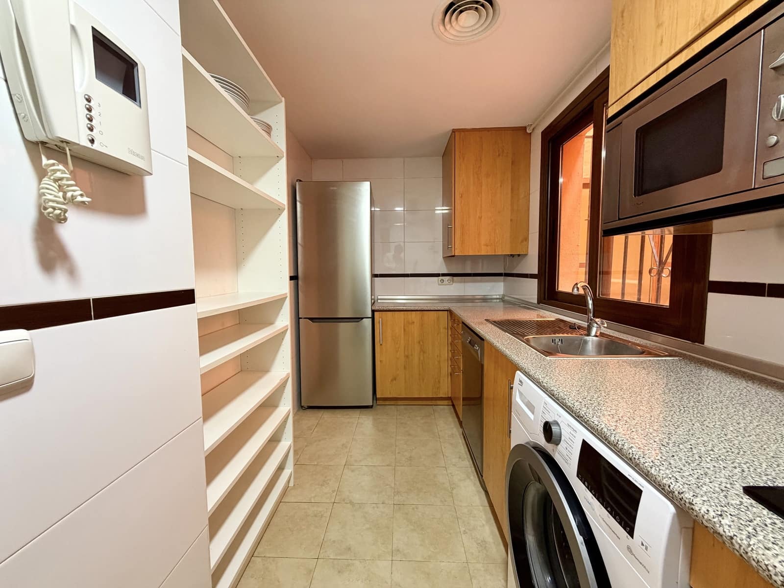 2 Zimmer Apartment zu vermieten in Estepona mit Pool Garage - 2.000 € (Ref: 9976902)