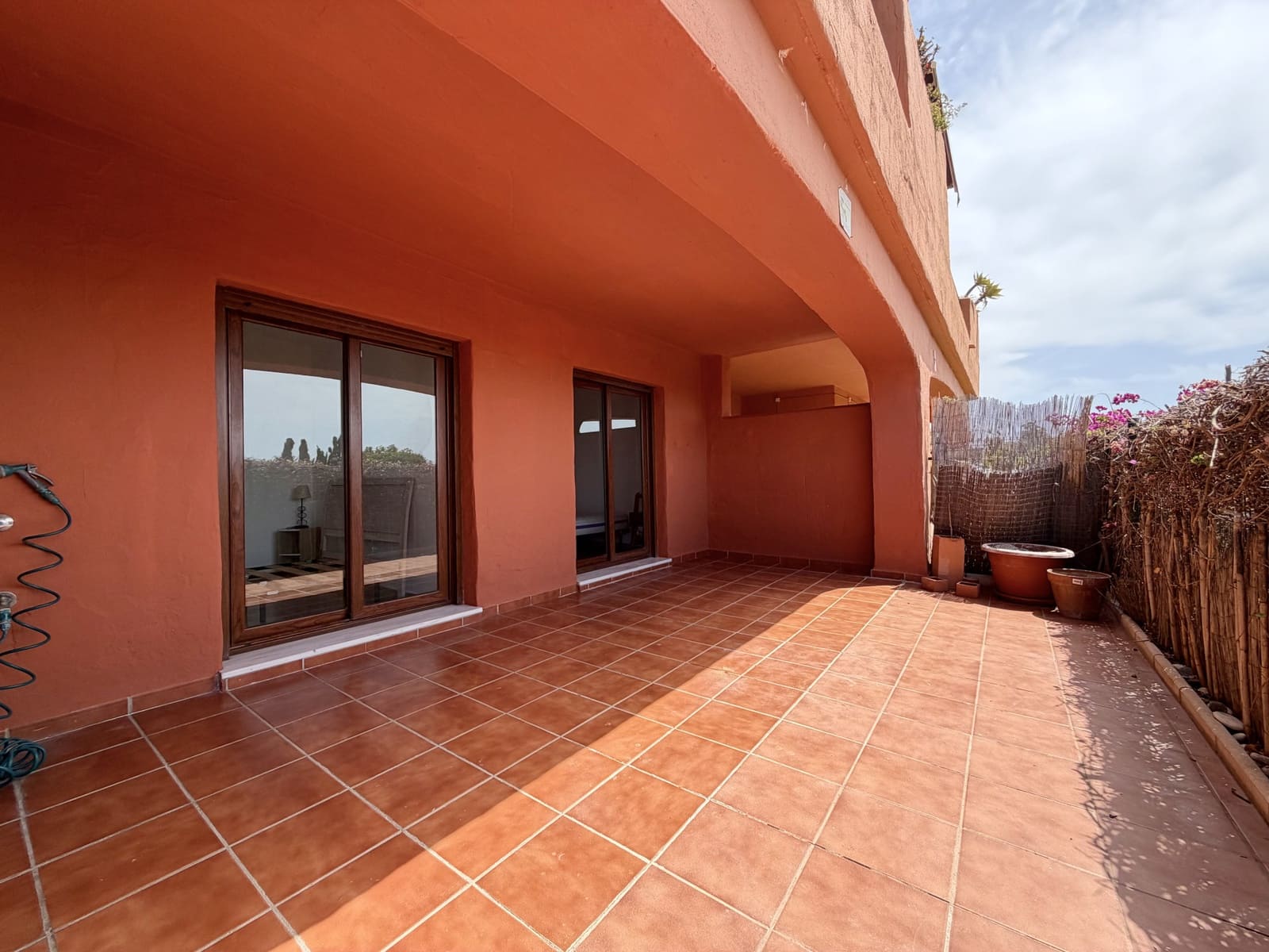 2 Zimmer Apartment zu vermieten in Estepona mit Pool Garage - 2.000 € (Ref: 9976902)