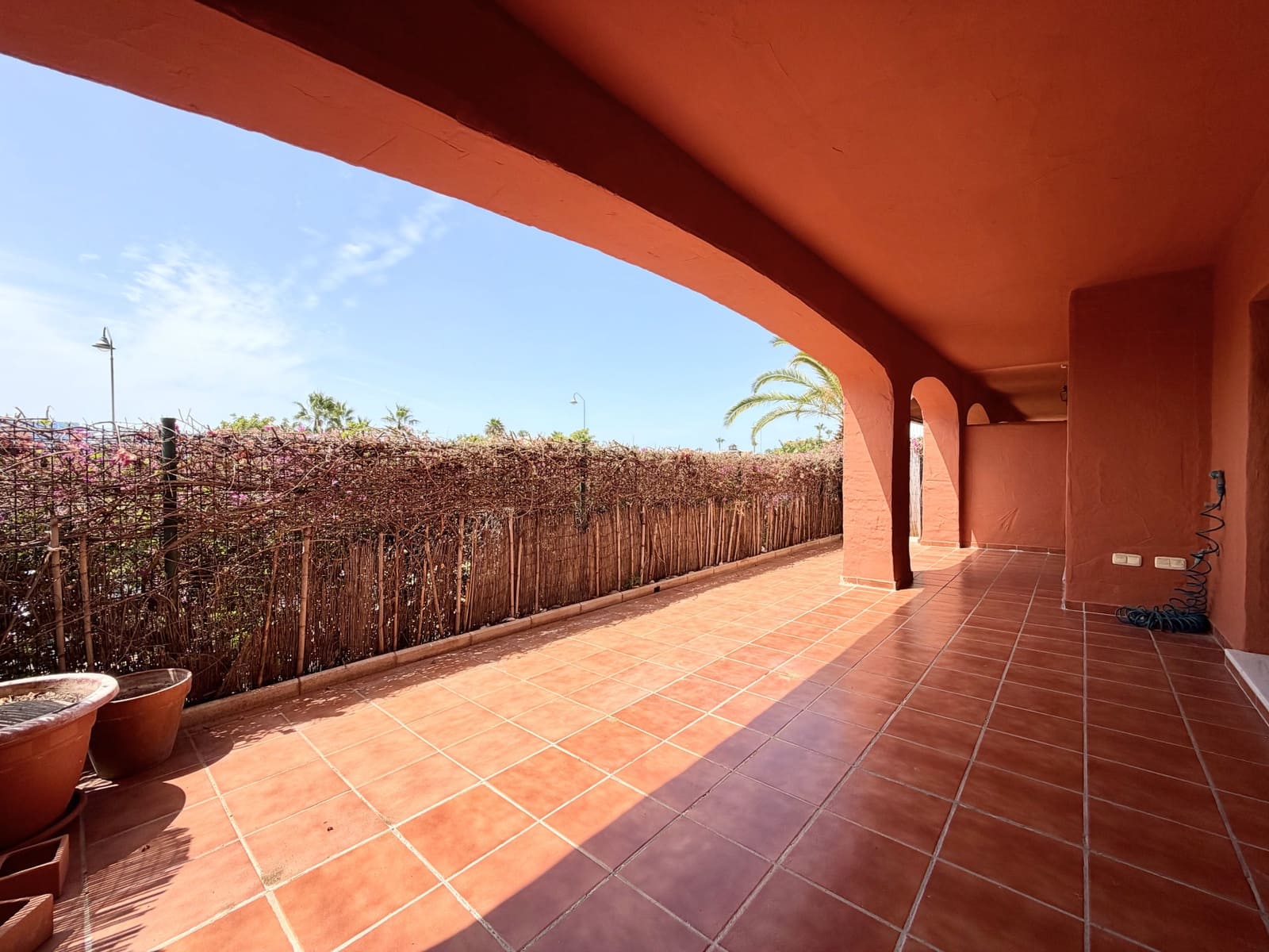 2 Zimmer Apartment zu vermieten in Estepona mit Pool Garage - 2.000 € (Ref: 9976902)