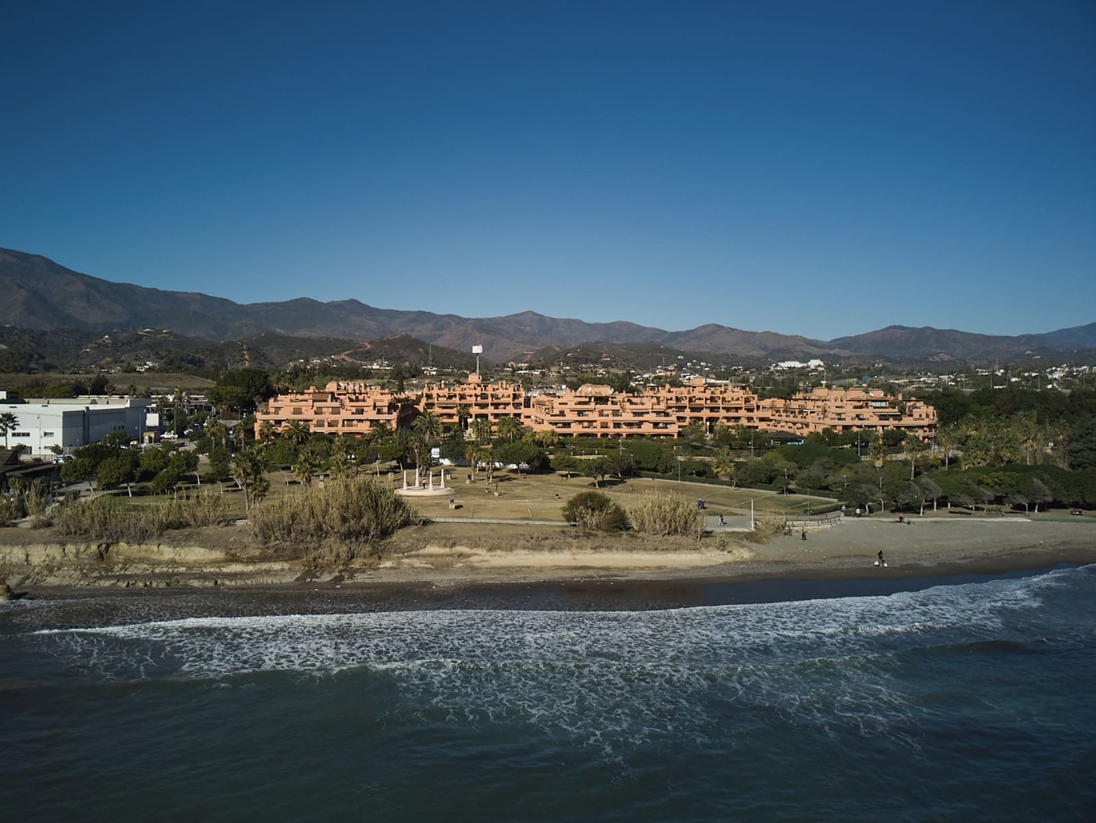 2 Zimmer Apartment zu vermieten in Estepona mit Pool Garage - 2.000 € (Ref: 9976902)