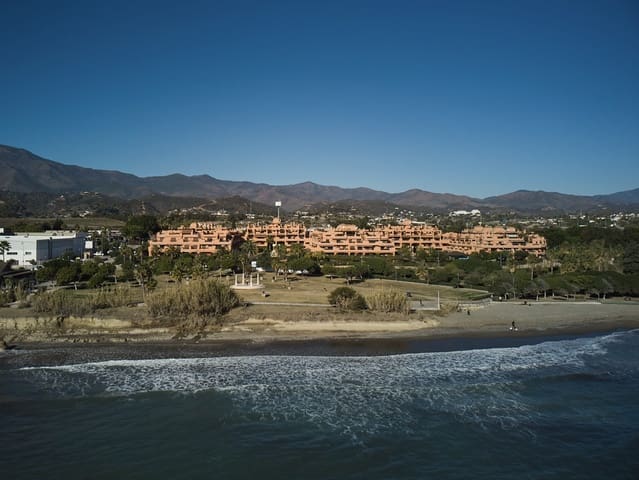 2 Zimmer Apartment zu vermieten in Zona de Punta Plata, Estepona mit Pool Garage - 2.000 € (Ref: 9976902)