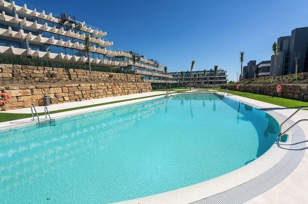 Apartamento de 3 habitaciones en Estepona en alquiler con piscina garaje - 3.000 € (Ref: 9998414)