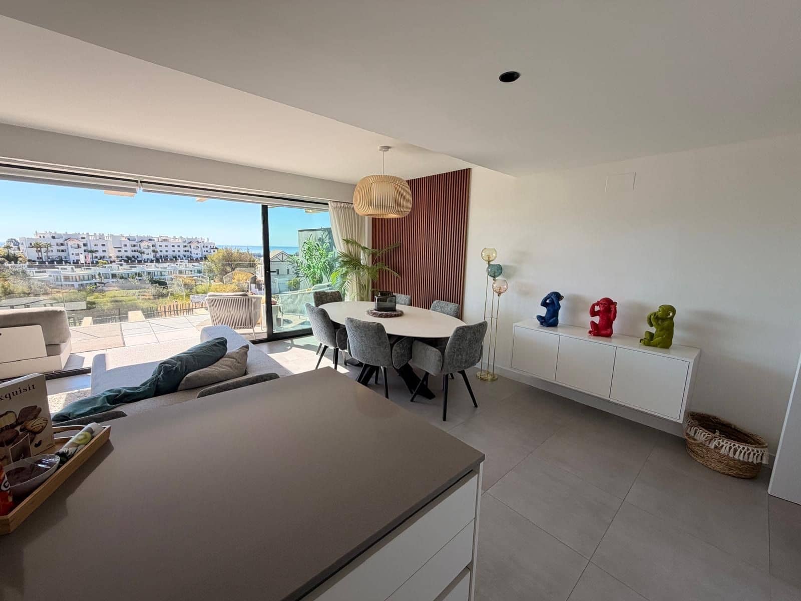 Apartamento de 3 habitaciones en Estepona en alquiler con piscina garaje - 3.000 € (Ref: 9998414)