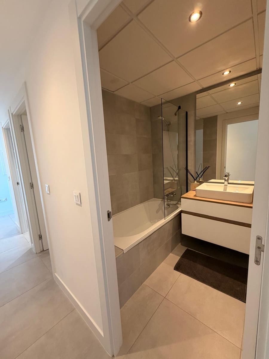 Apartamento de 3 habitaciones en Estepona en alquiler con piscina garaje - 3.000 € (Ref: 9998414)