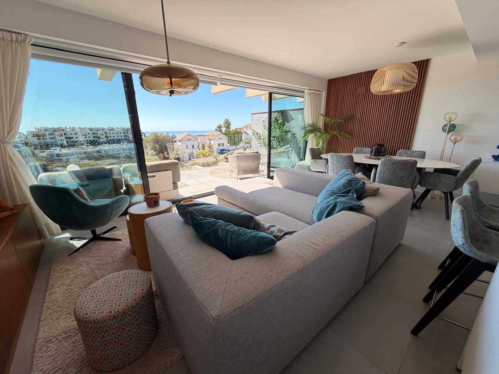 Apartamento de 3 habitaciones en Estepona en alquiler con piscina garaje - 3.000 € (Ref: 9998414)