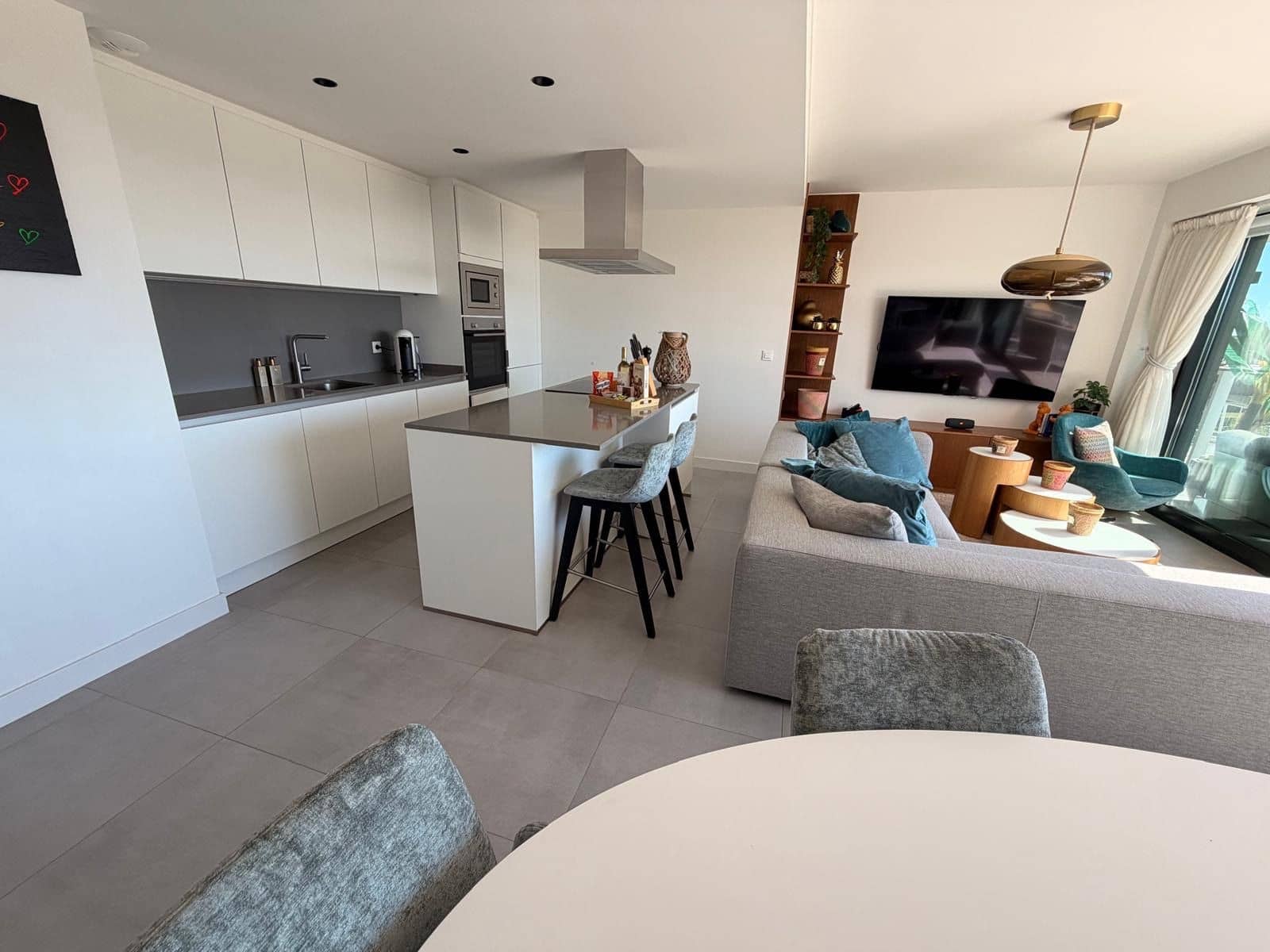 Apartamento de 3 habitaciones en Estepona en alquiler con piscina garaje - 3.000 € (Ref: 9998414)