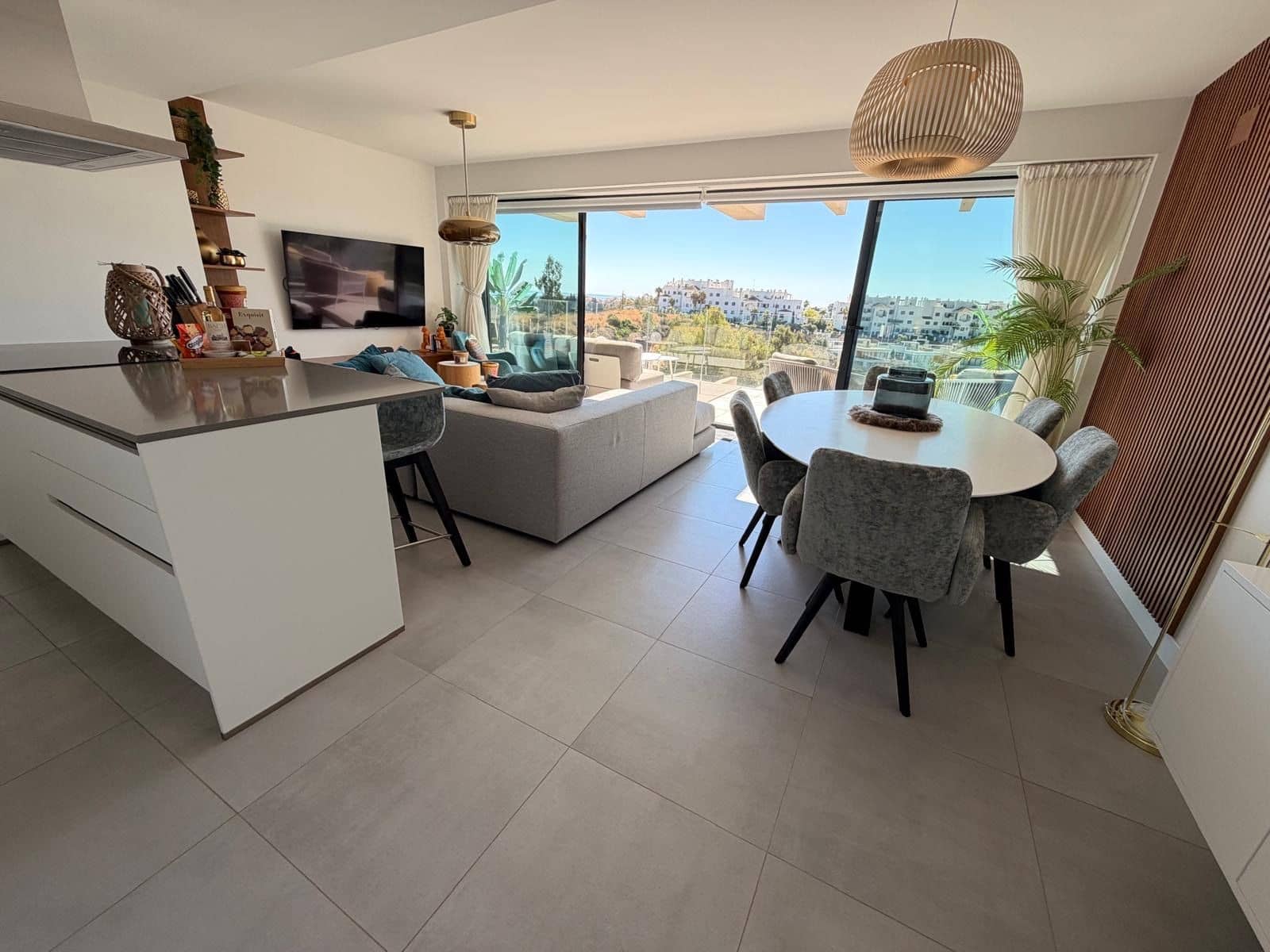 Apartamento de 3 habitaciones en Estepona en alquiler con piscina garaje - 3.000 € (Ref: 9998414)