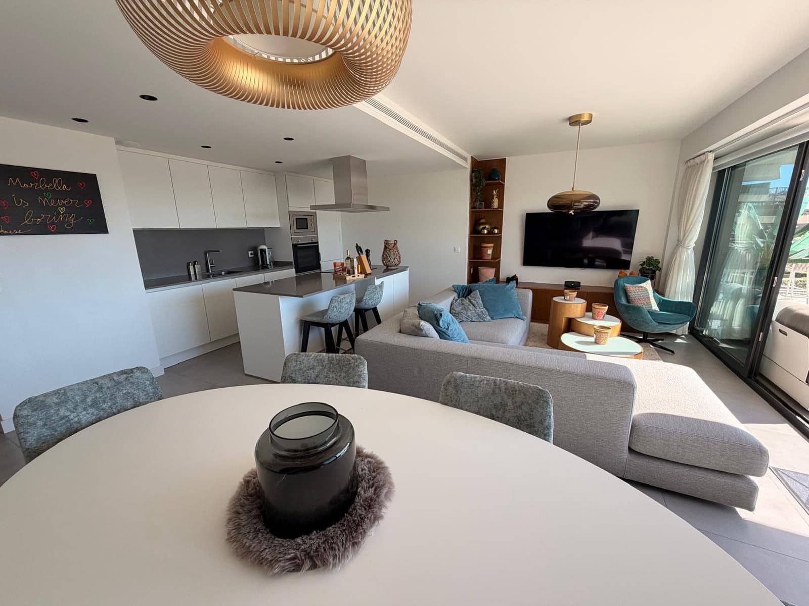 Apartamento de 3 habitaciones en Estepona en alquiler con piscina garaje - 3.000 € (Ref: 9998414)
