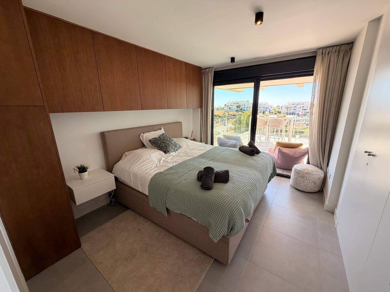 Apartamento de 3 habitaciones en Estepona en alquiler con piscina garaje - 3.000 € (Ref: 9998414)