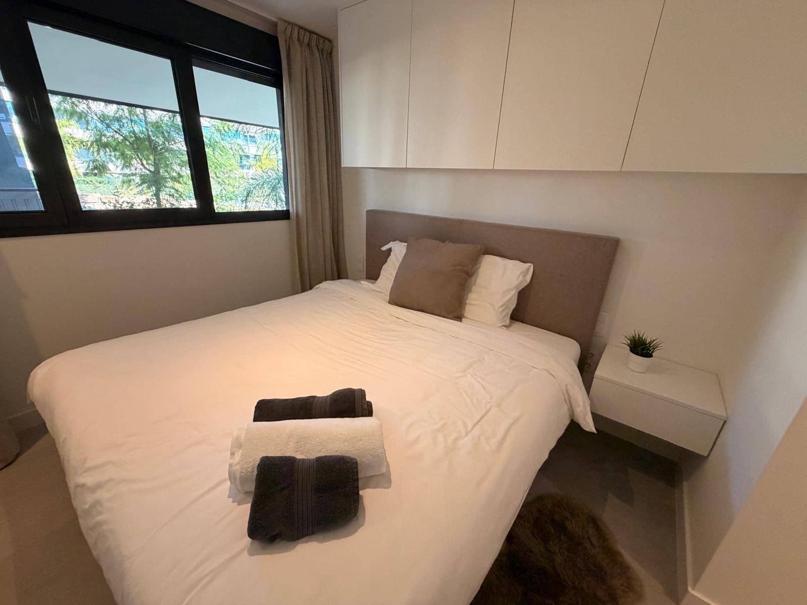 Apartamento de 3 habitaciones en Estepona en alquiler con piscina garaje - 3.000 € (Ref: 9998414)