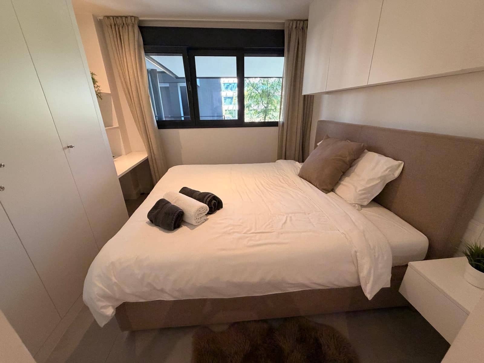 Apartamento de 3 habitaciones en Estepona en alquiler con piscina garaje - 3.000 € (Ref: 9998414)