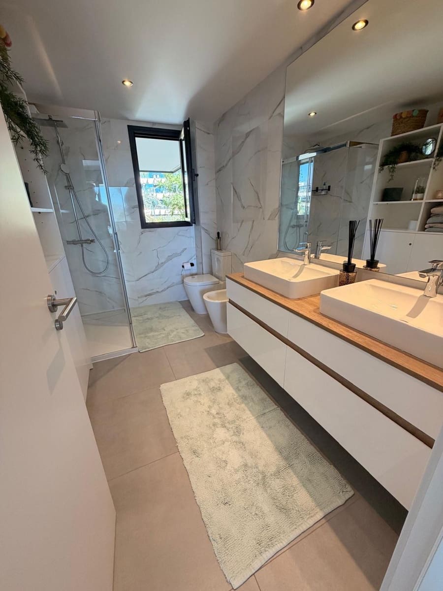 Apartamento de 3 habitaciones en Estepona en alquiler con piscina garaje - 3.000 € (Ref: 9998414)