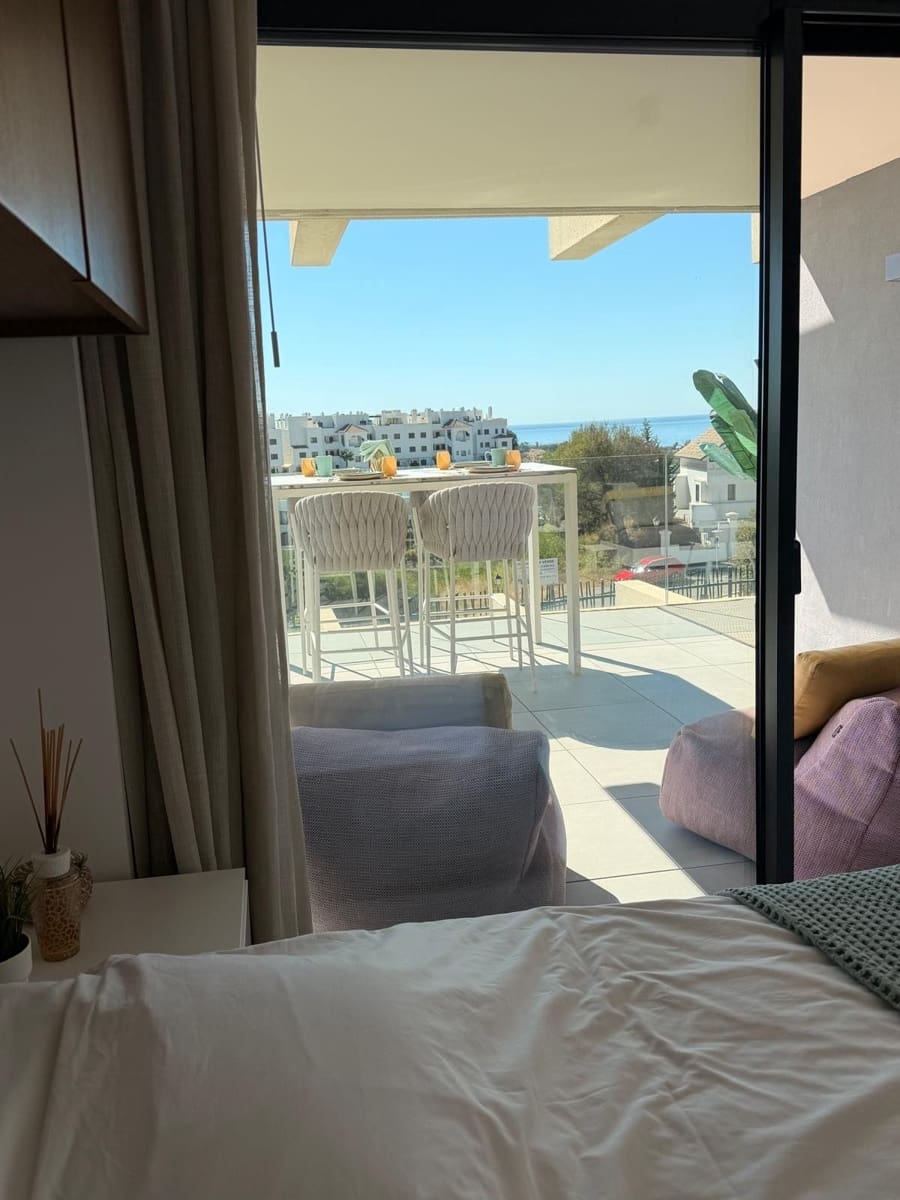 Apartamento de 3 habitaciones en Estepona en alquiler con piscina garaje - 3.000 € (Ref: 9998414)