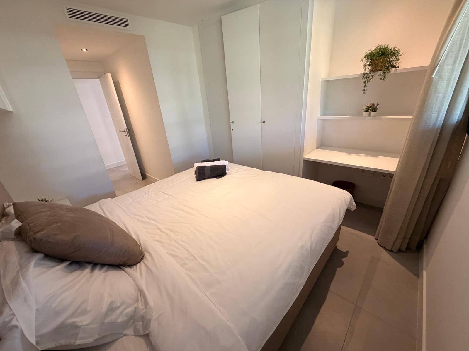 Apartamento de 3 habitaciones en Estepona en alquiler con piscina garaje - 3.000 € (Ref: 9998414)