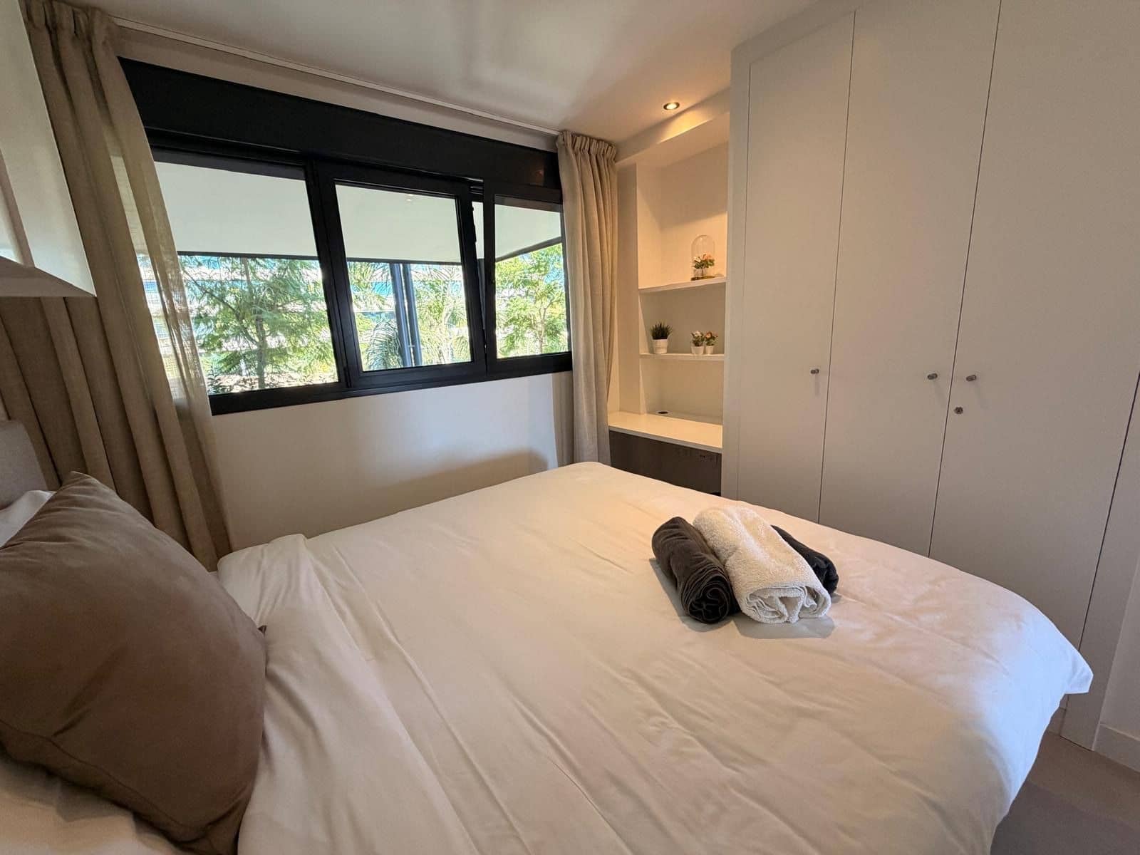 Apartamento de 3 habitaciones en Estepona en alquiler con piscina garaje - 3.000 € (Ref: 9998414)