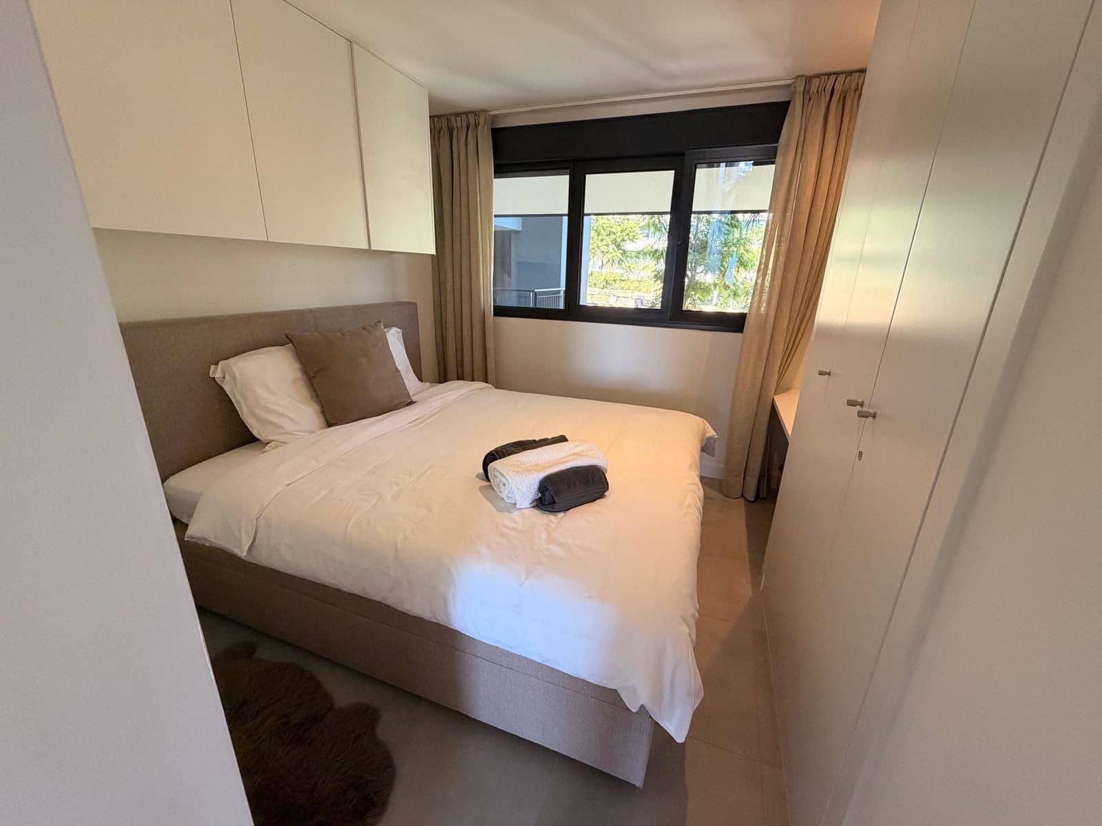 Apartamento de 3 habitaciones en Estepona en alquiler con piscina garaje - 3.000 € (Ref: 9998414)