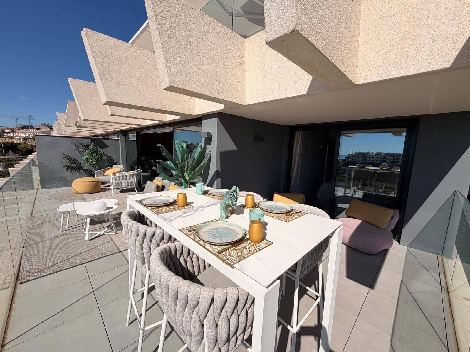 Apartamento de 3 habitaciones en Estepona en alquiler con piscina garaje - 3.000 € (Ref: 9998414)