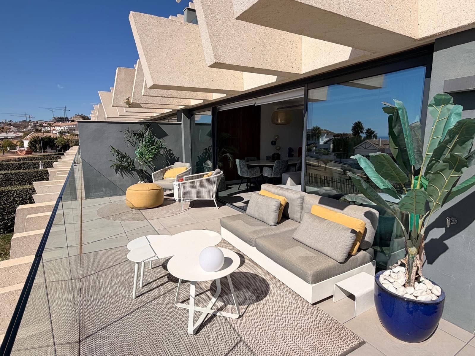 Apartamento de 3 habitaciones en Estepona en alquiler con piscina garaje - 3.000 € (Ref: 9998414)