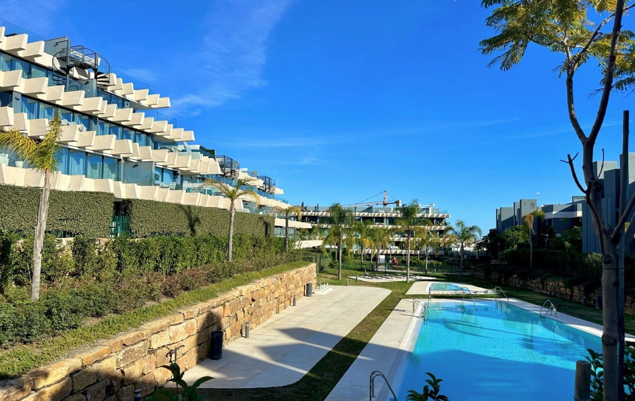 Apartamento de 3 habitaciones en Estepona en alquiler con piscina garaje - 3.000 € (Ref: 9998414)