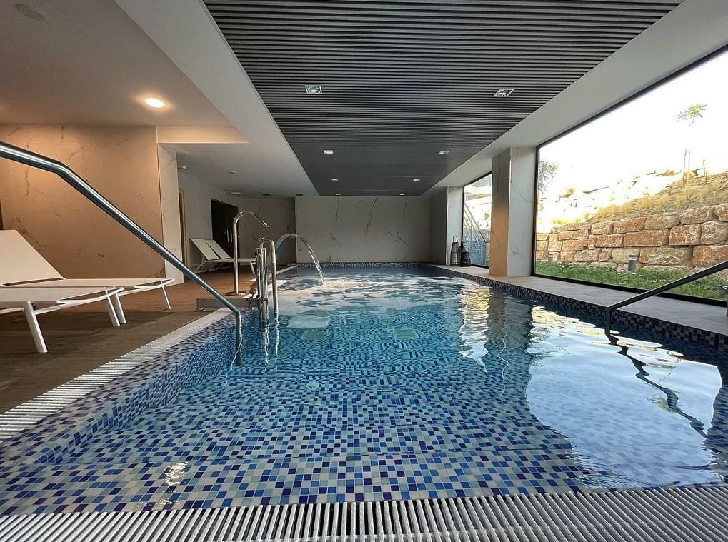 Apartamento de 3 habitaciones en Estepona en alquiler con piscina garaje - 3.000 € (Ref: 9998414)