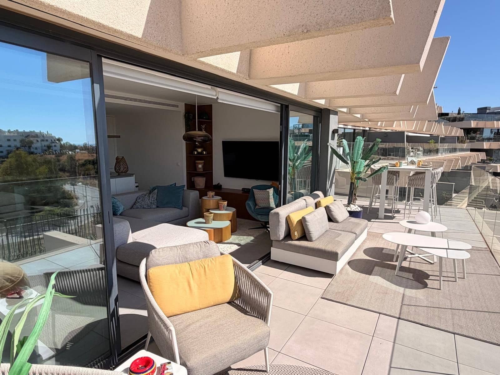 Apartamento de 3 habitaciones en Estepona en alquiler con piscina garaje - 3.000 € (Ref: 9998414)