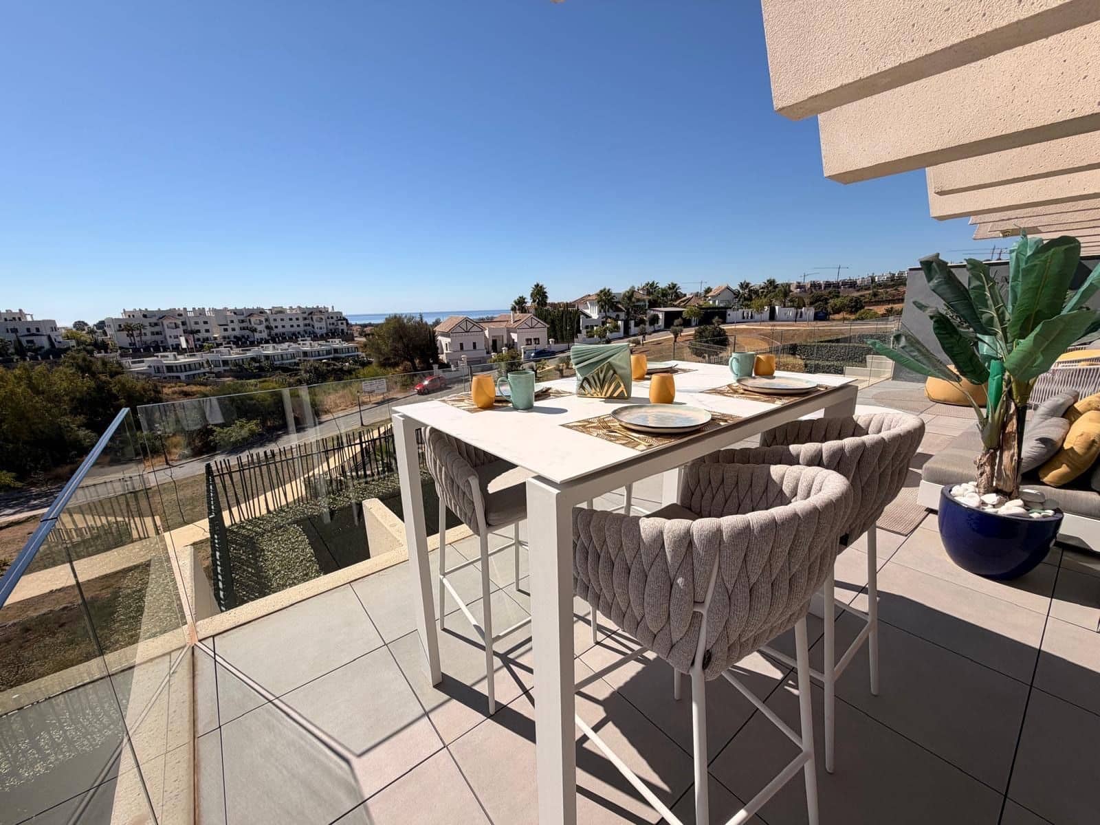 Apartamento de 3 habitaciones en Estepona en alquiler con piscina garaje - 3.000 € (Ref: 9998414)