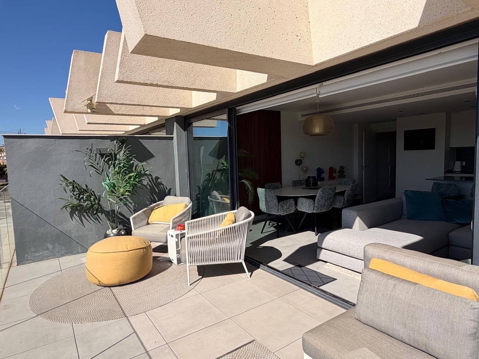 Apartamento de 3 habitaciones en Estepona en alquiler con piscina garaje - 3.000 € (Ref: 9998414)