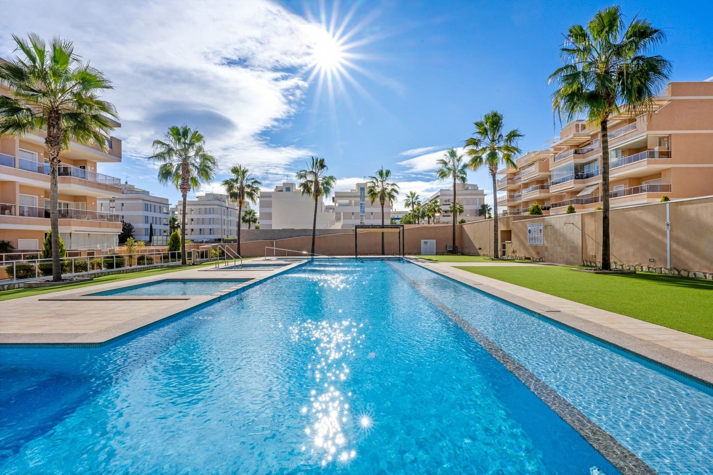 3 makuuhuone Huoneisto myytävänä paikassa Villamartin mukana uima-altaan 
autotalli - 349 900 € (Ref: 9488451)