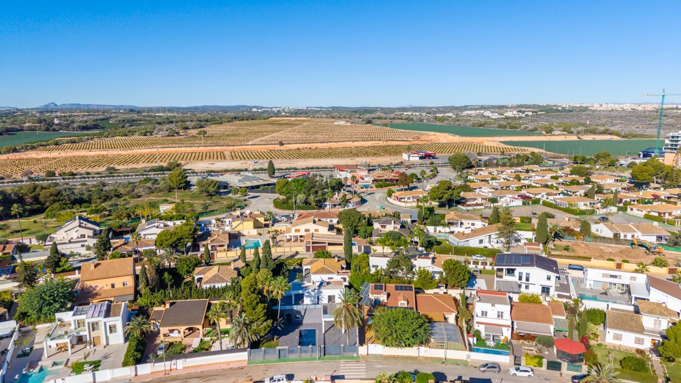 4 bedroom Villa for sale in Campoamor with pool - € 985,000 (Ref: 9497862)