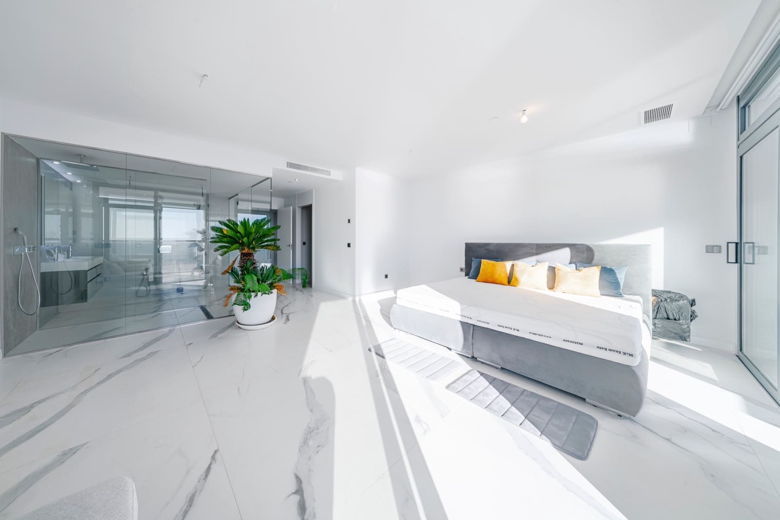 3 bedroom Apartment for sale in Benidorm with pool - € 1,550,000 (Ref: 9497910)