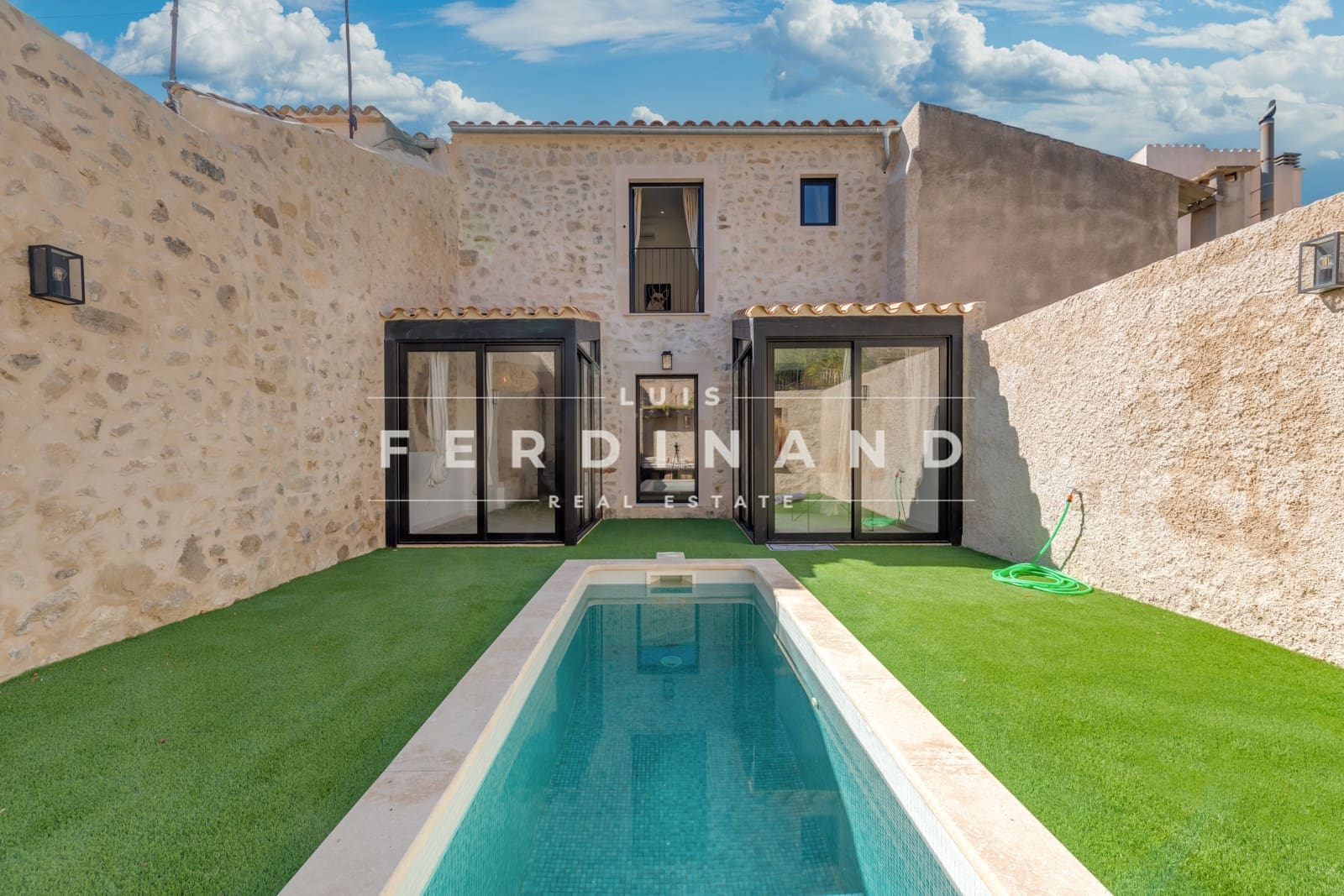 3 soveværelse Villa til salg i Sant Joan med swimmingpool - € 597.500 (Ref: 8309643)