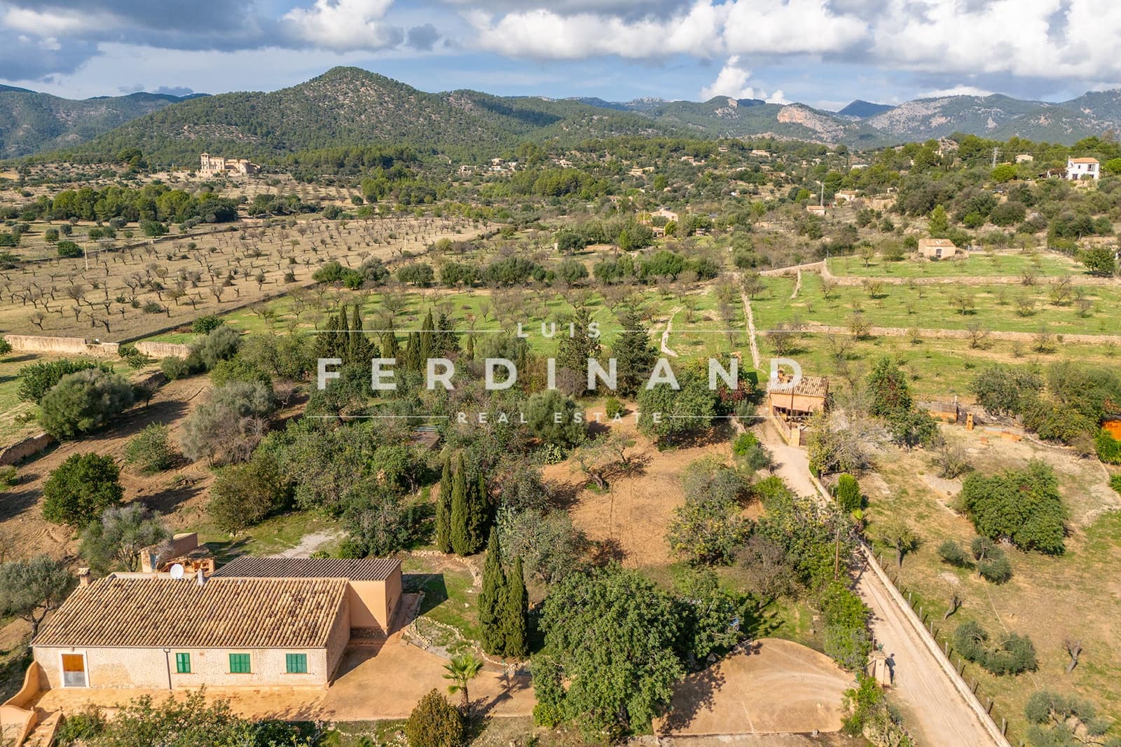 5 soveværelse Finca/Landehus til salg i Santa Maria del Cami med swimmingpool garage - € 1.980.000 (Ref: 8701467)