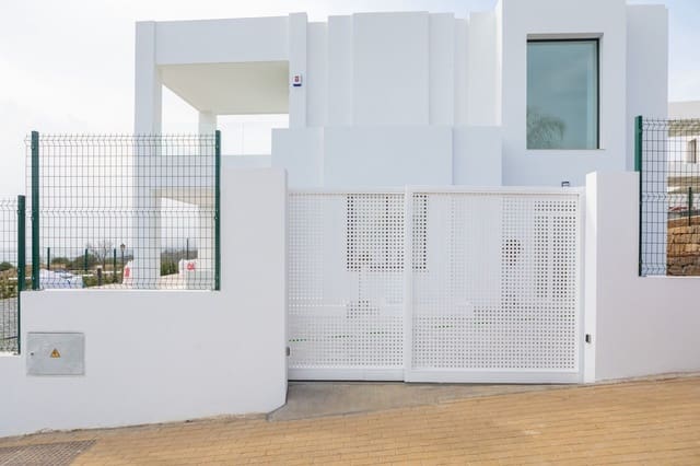 Chalet de 3 habitaciones en Manilva en venta con piscina garaje - 650.000 € (Ref: 9723756)