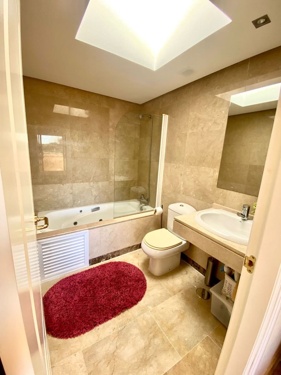 2 soveværelse Penthouse til salg i San Luis de Sabinillas med swimmingpool garage - € 162.000 (Ref: 9723760)