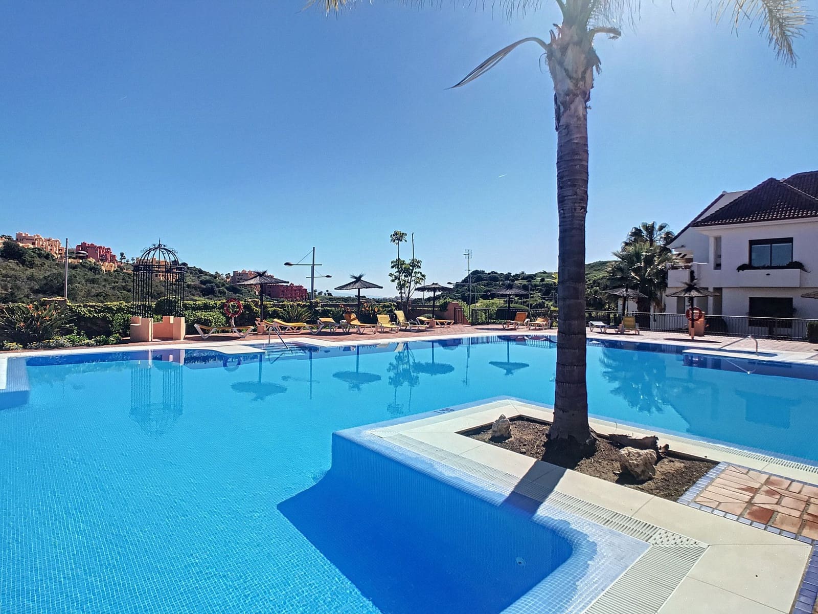 2 soveværelse Penthouse til salg i San Luis de Sabinillas med swimmingpool garage - € 162.000 (Ref: 9723760)