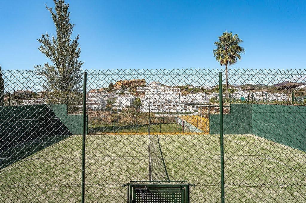 2 bedroom Flat for sale in Estepona with pool garage - € 220,000 (Ref: 9723764)