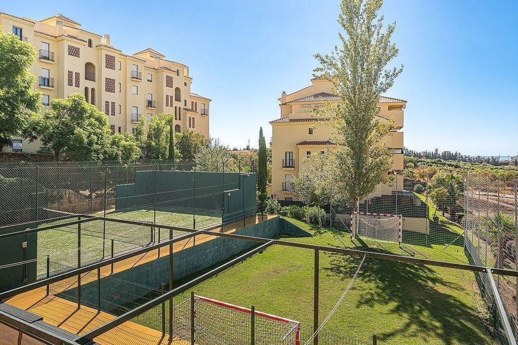 2 bedroom Flat for sale in Estepona with pool garage - € 220,000 (Ref: 9723764)