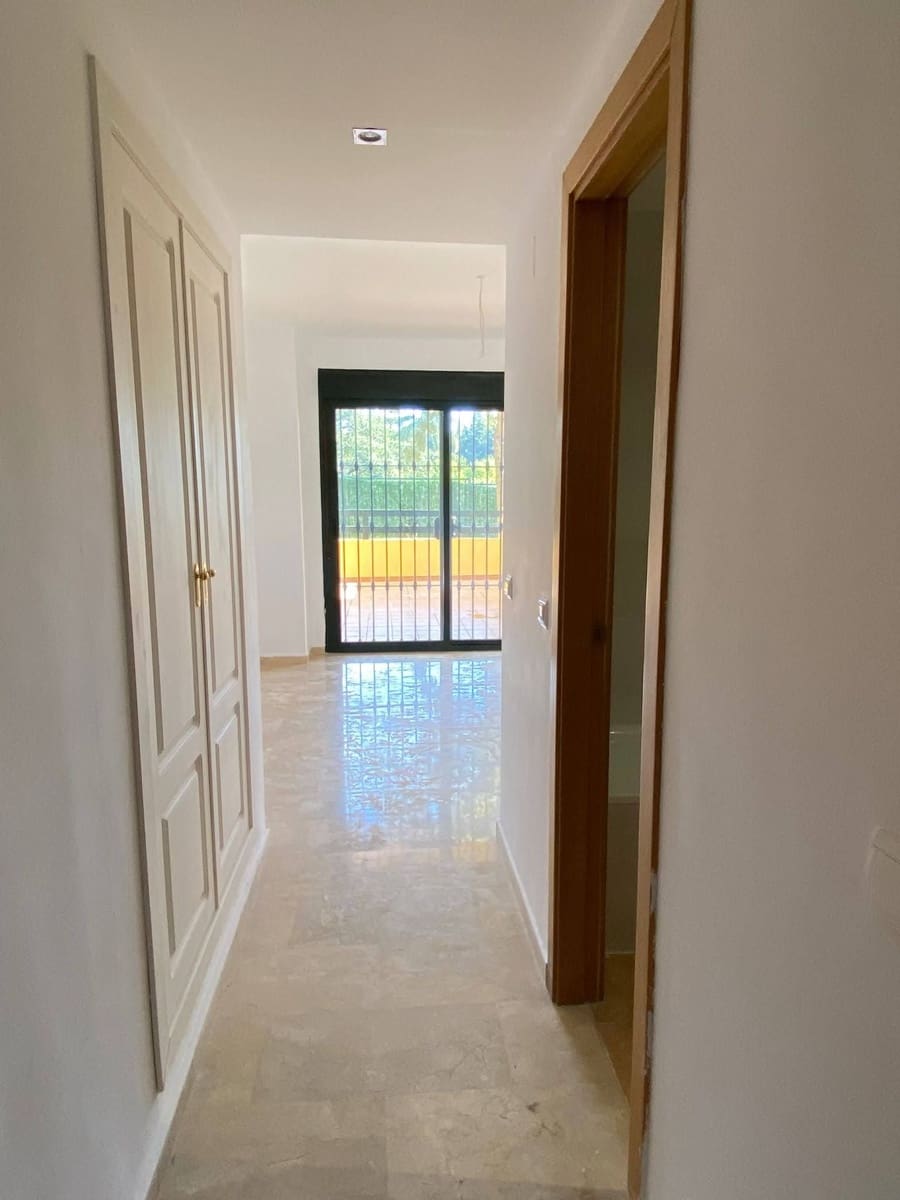 2 bedroom Flat for sale in Estepona with pool garage - € 220,000 (Ref: 9723764)