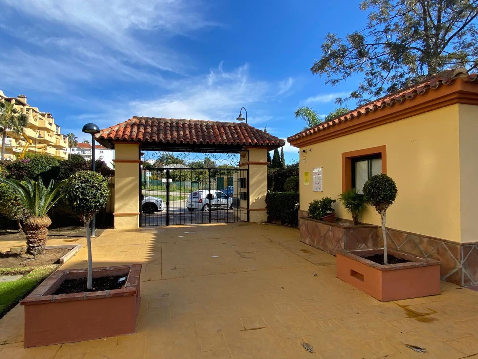 2 bedroom Flat for sale in Estepona with pool garage - € 220,000 (Ref: 9723764)