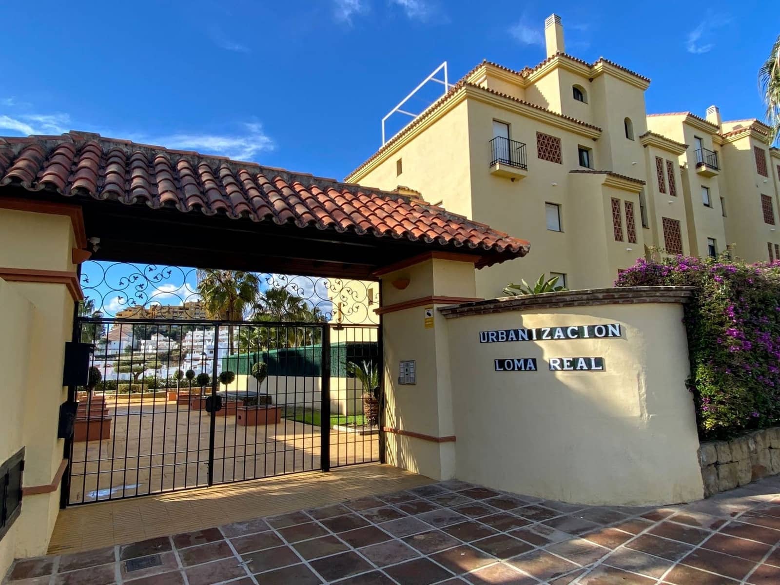 2 bedroom Flat for sale in Estepona with pool garage - € 220,000 (Ref: 9723764)