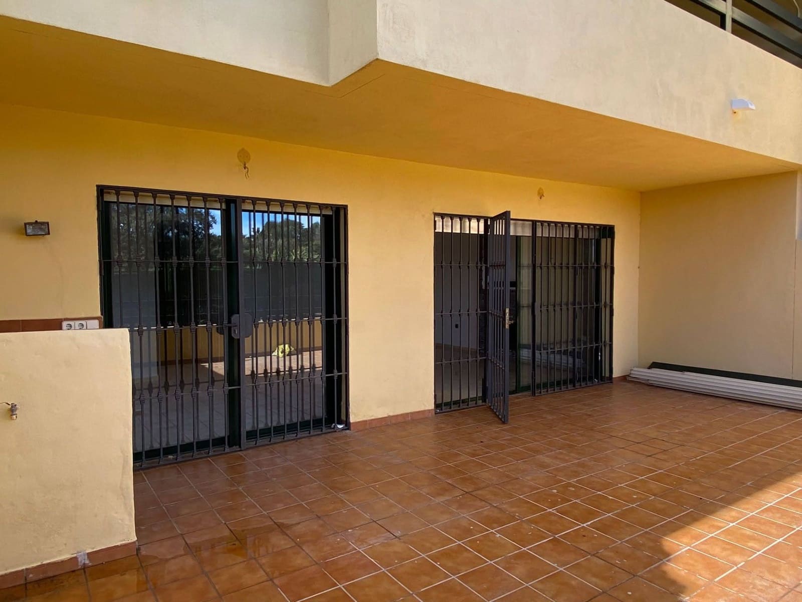 2 bedroom Flat for sale in Estepona with pool garage - € 220,000 (Ref: 9723764)