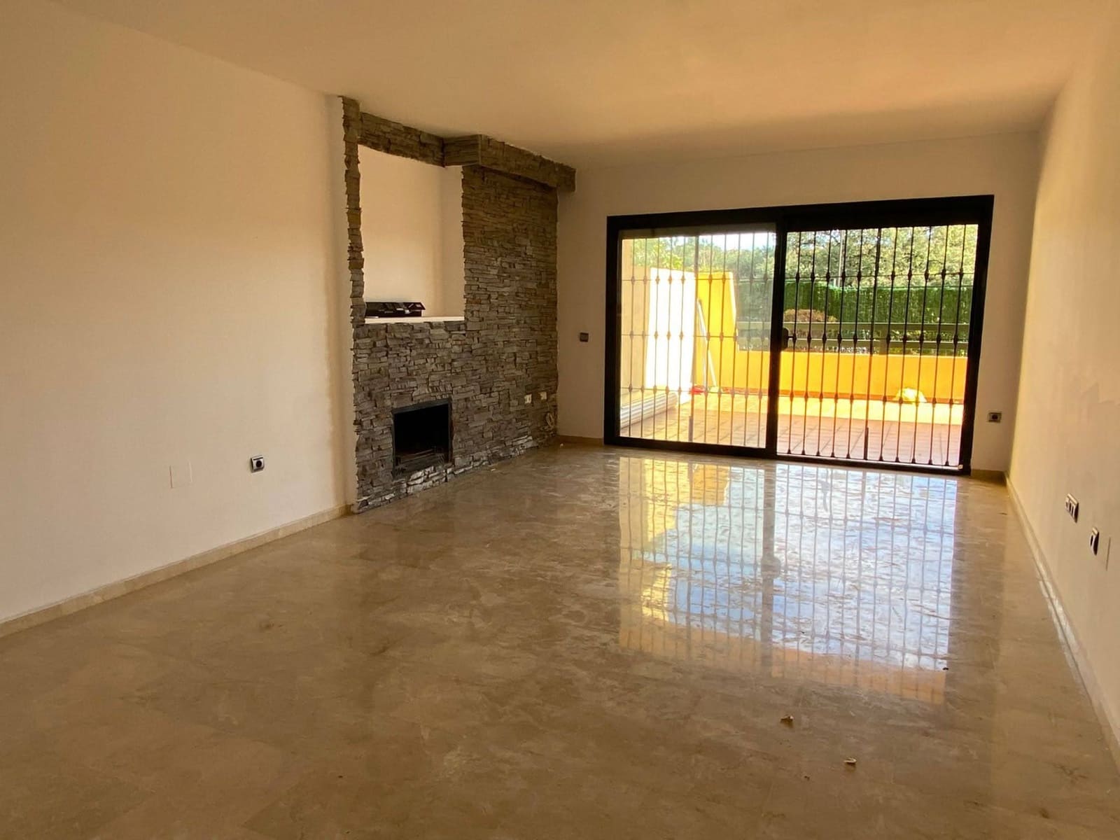 2 bedroom Flat for sale in Estepona with pool garage - € 220,000 (Ref: 9723764)