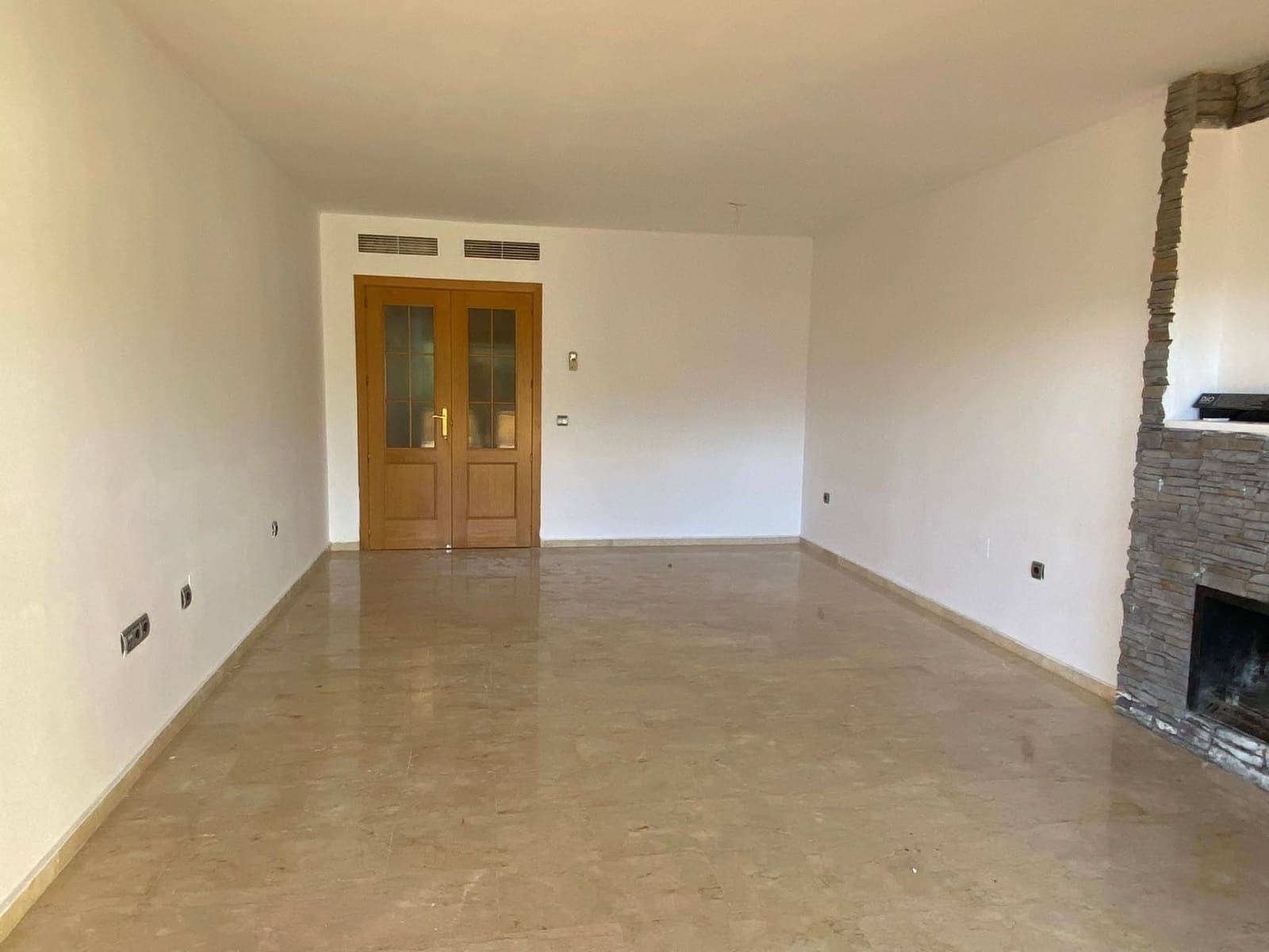 2 bedroom Flat for sale in Estepona with pool garage - € 220,000 (Ref: 9723764)