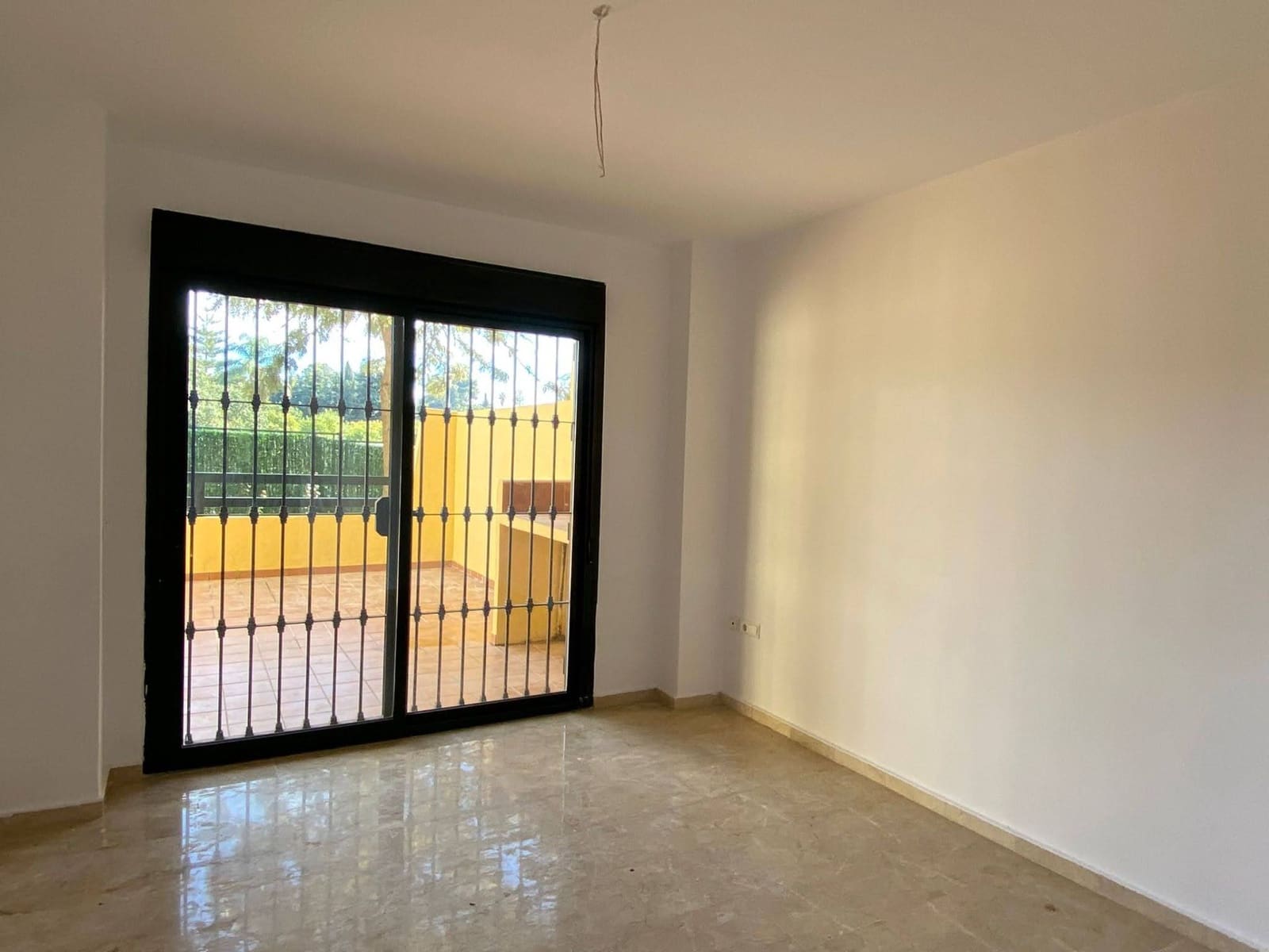 2 bedroom Flat for sale in Estepona with pool garage - € 220,000 (Ref: 9723764)