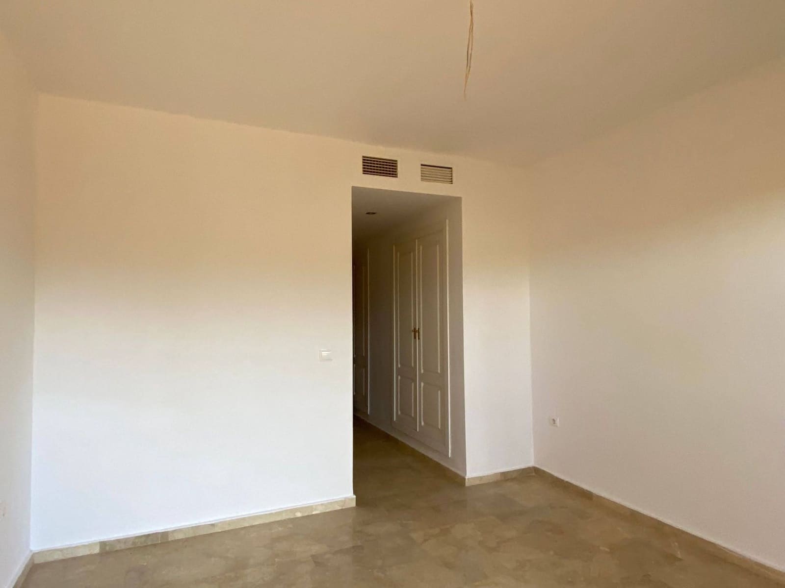 2 bedroom Flat for sale in Estepona with pool garage - € 220,000 (Ref: 9723764)