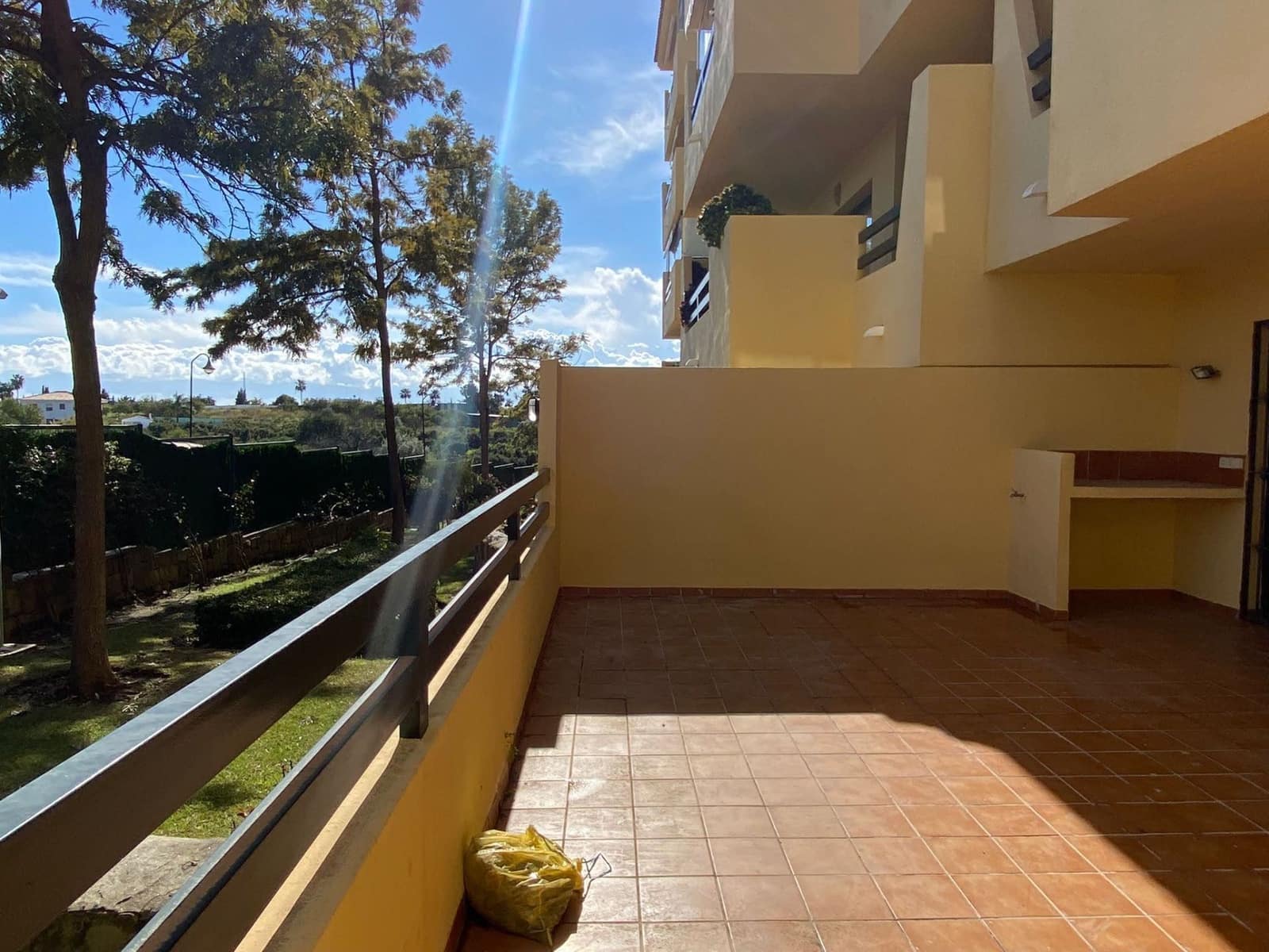 2 bedroom Flat for sale in Estepona with pool garage - € 220,000 (Ref: 9723764)