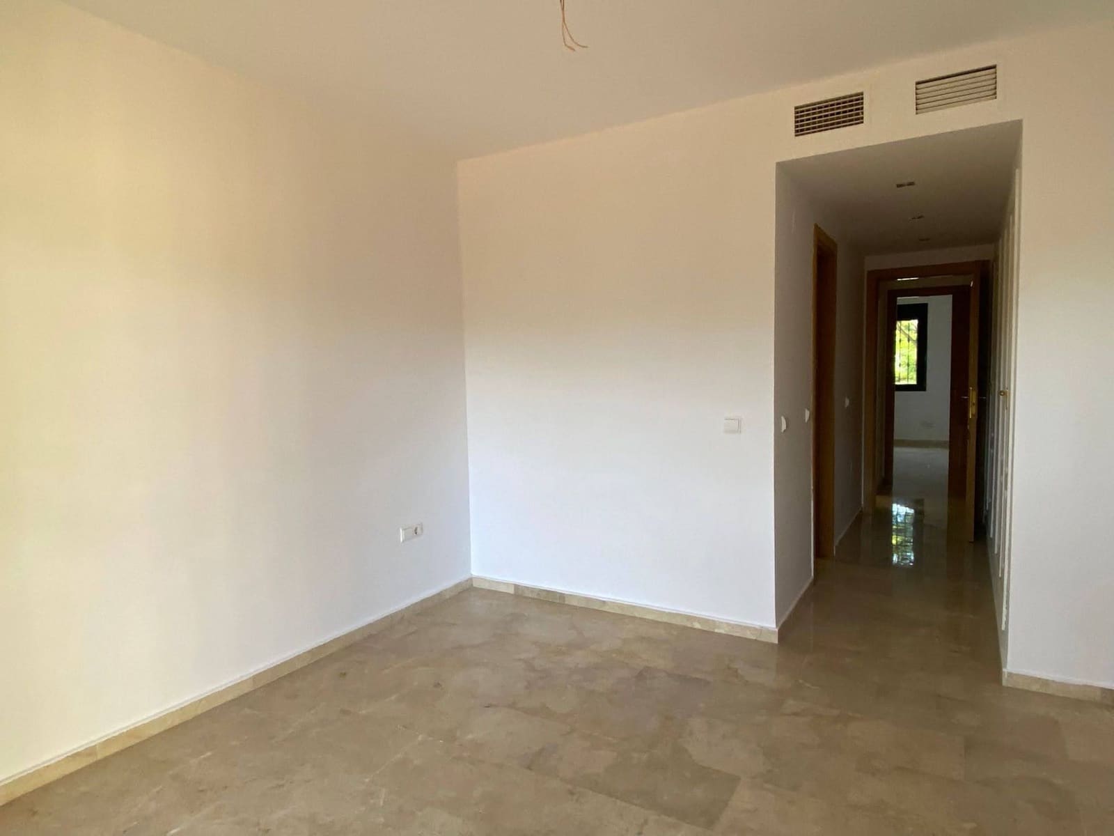 2 bedroom Flat for sale in Estepona with pool garage - € 220,000 (Ref: 9723764)