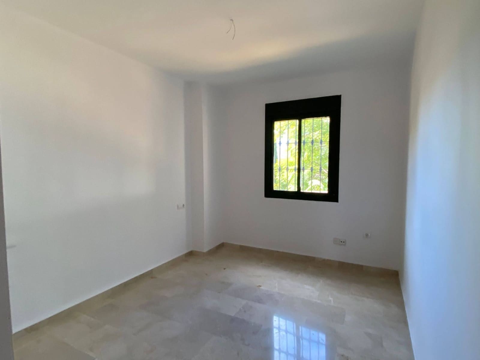 2 bedroom Flat for sale in Estepona with pool garage - € 220,000 (Ref: 9723764)