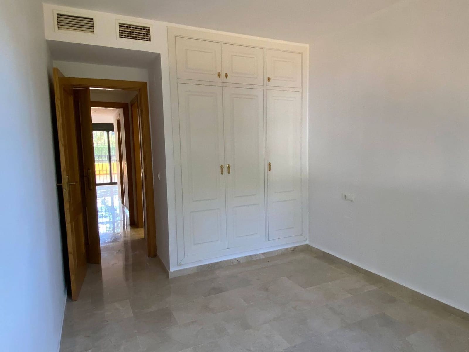 2 bedroom Flat for sale in Estepona with pool garage - € 220,000 (Ref: 9723764)